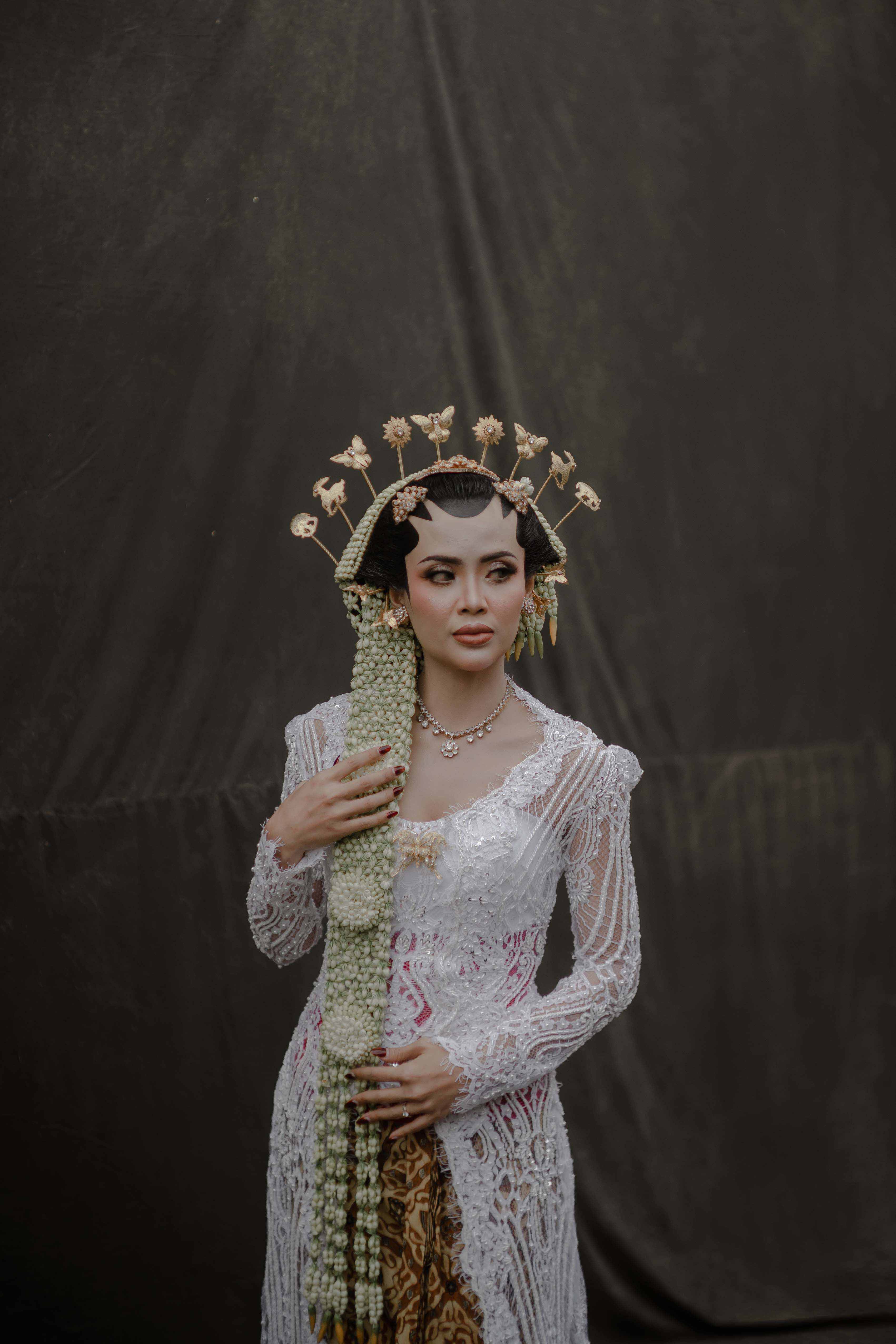 Pengantin wanita duduk saat prosesi pernikahan