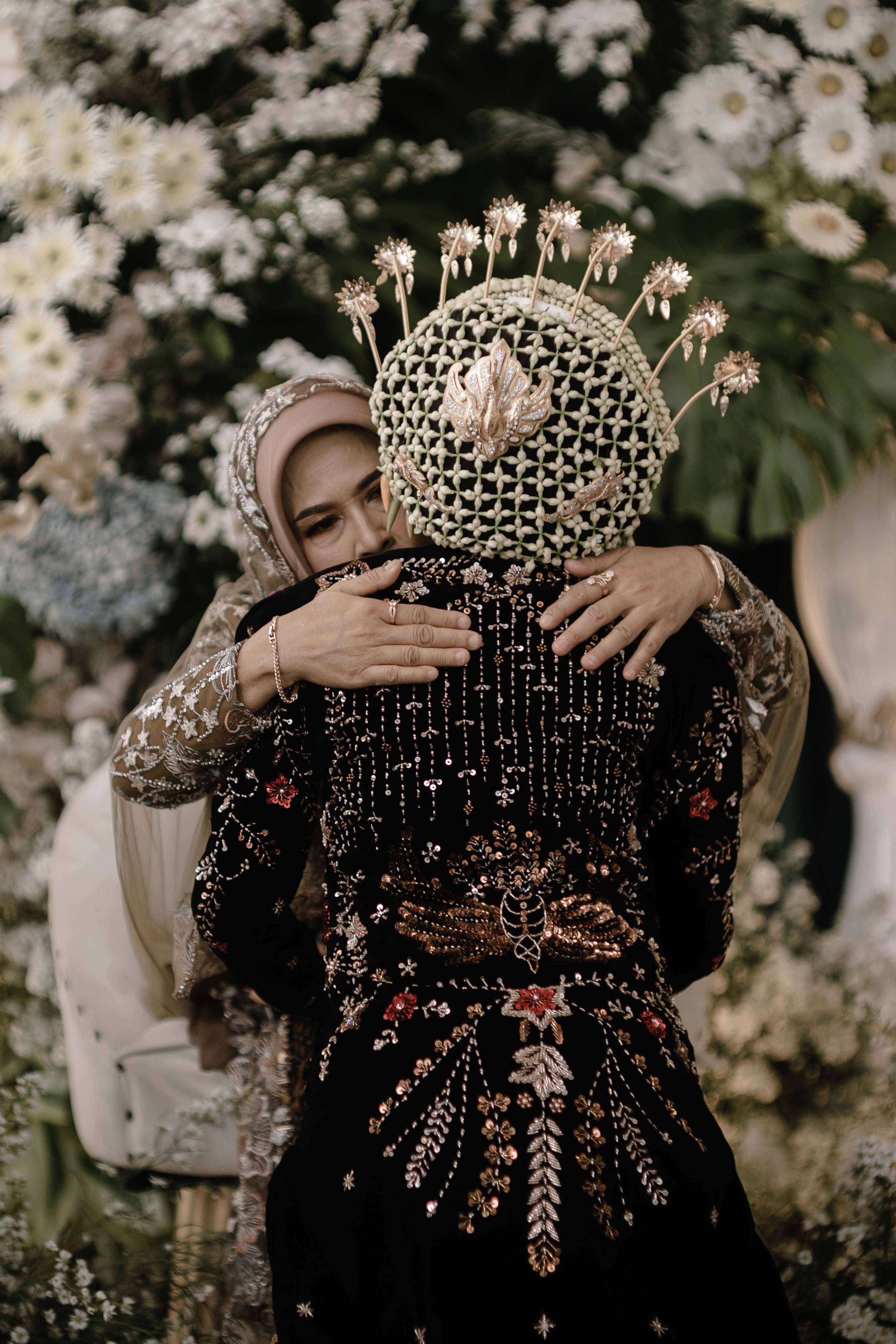 Pengantin wanita bersama keluarga dan pendamping