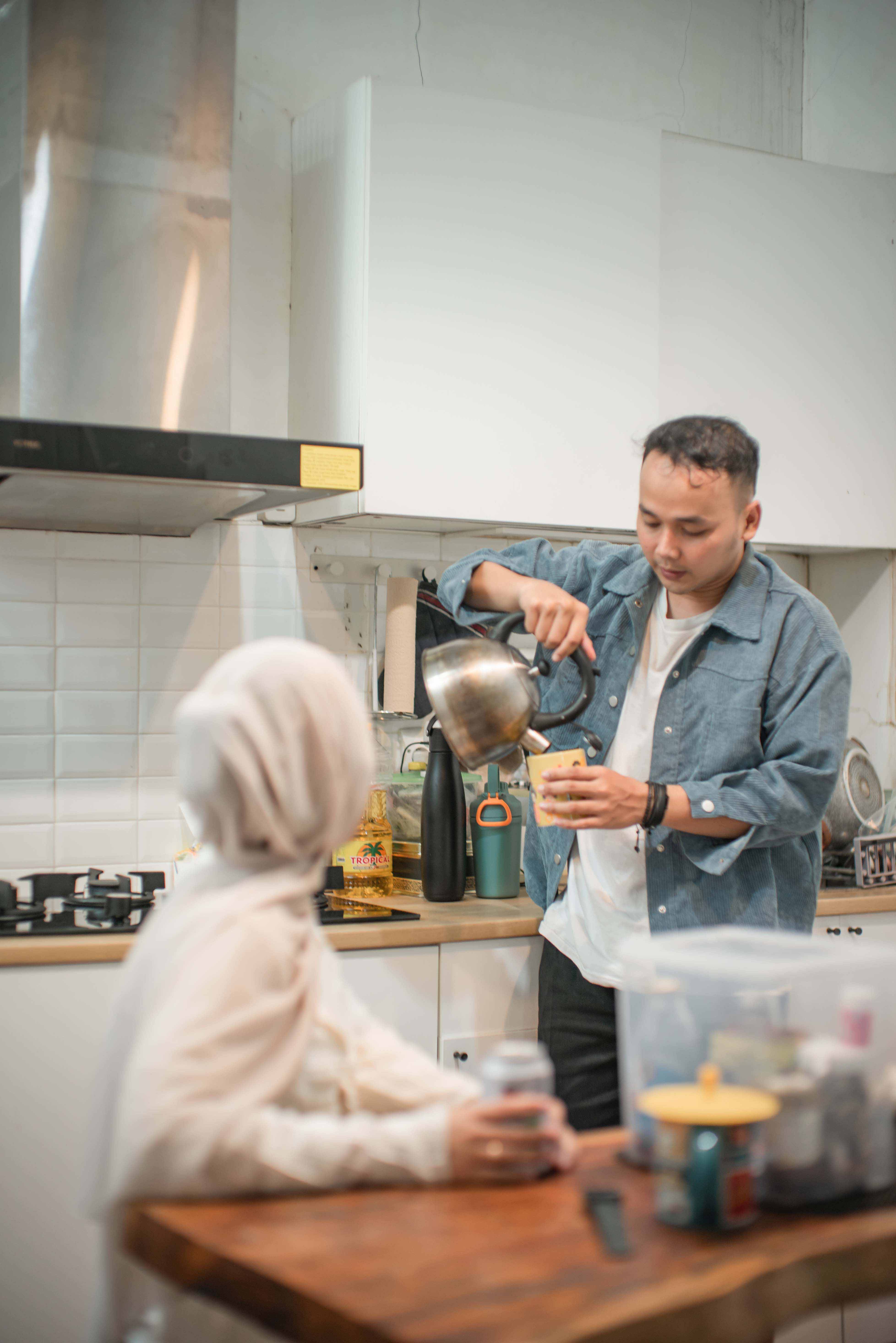 Pasangan berbagi momen di dapur