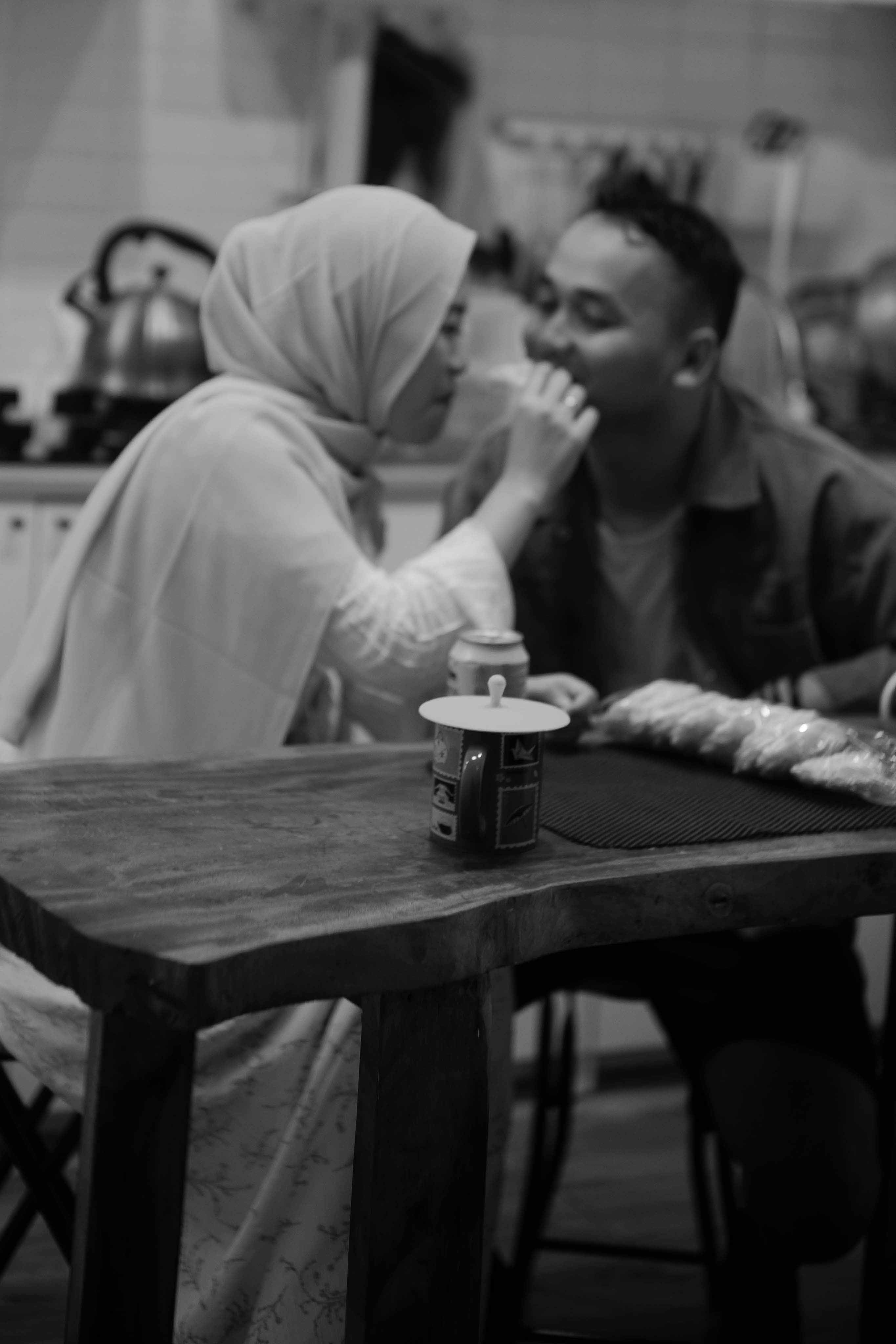 Pasangan bercanda bersama di meja