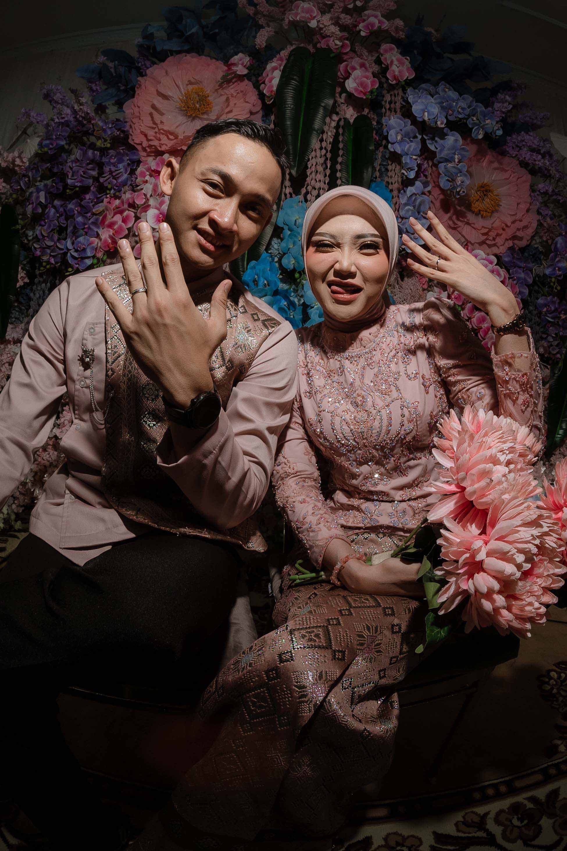 DSC06284 — pasangan menunjukkan cincin