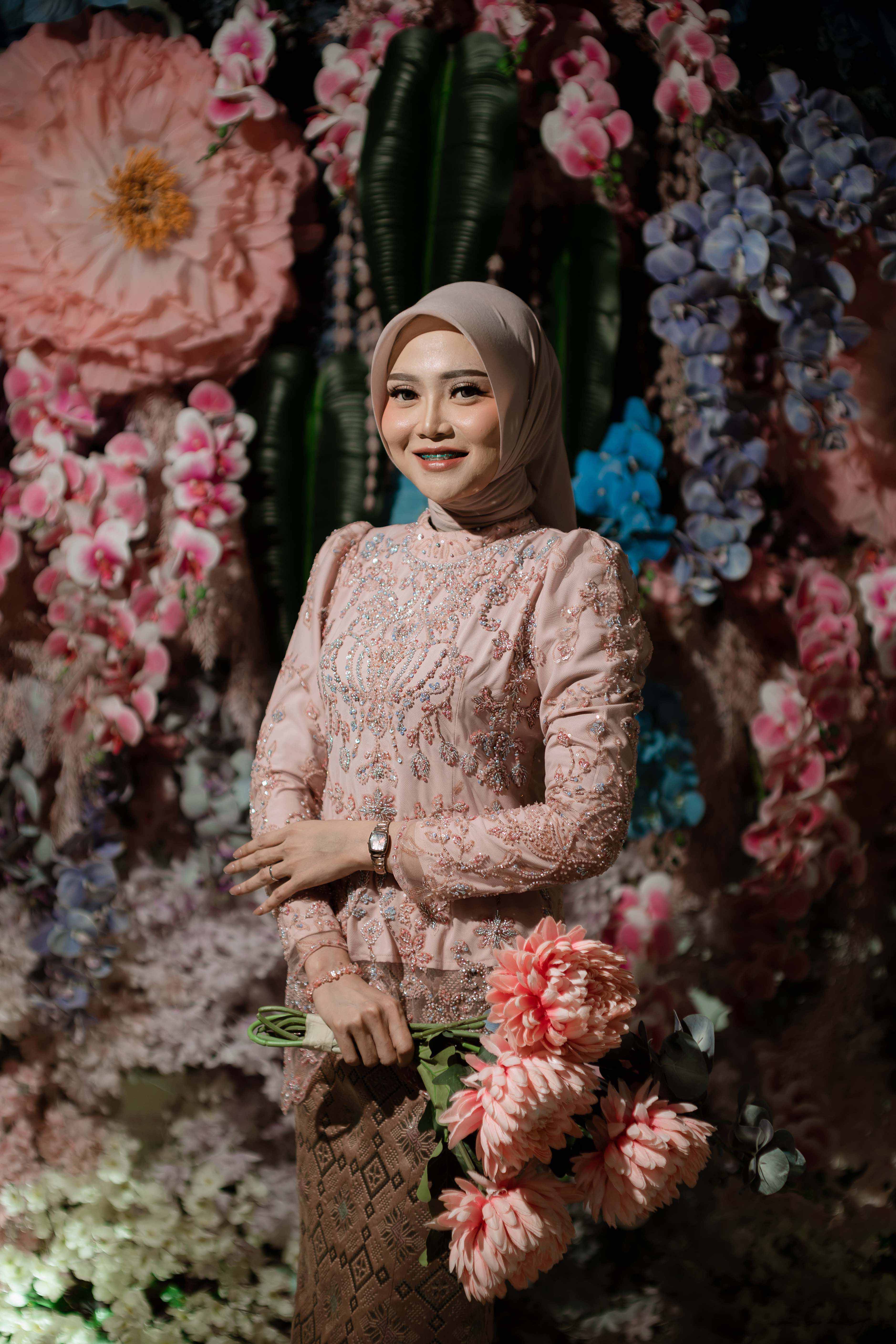 MUH04861 — portrait personal dengan buket